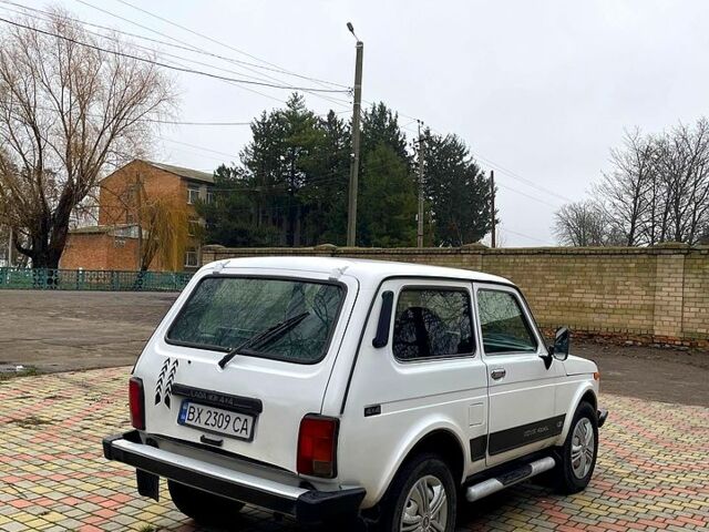 Белый ВАЗ Нива, объемом двигателя 1.7 л и пробегом 95 тыс. км за 3500 $, фото 4 на Automoto.ua
