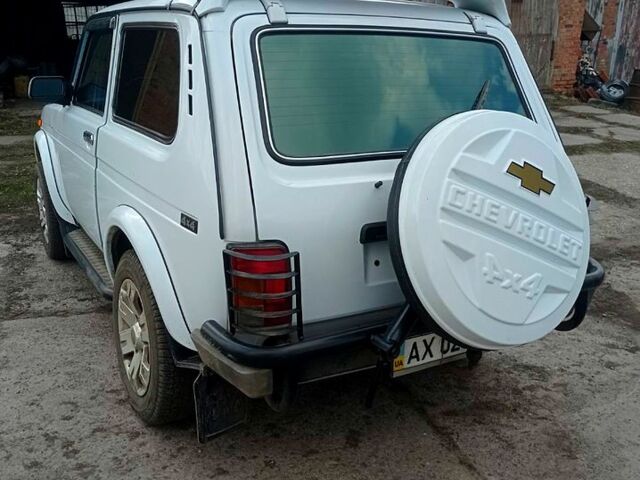 Белый ВАЗ Нива, объемом двигателя 16 л и пробегом 80 тыс. км за 4140 $, фото 1 на Automoto.ua