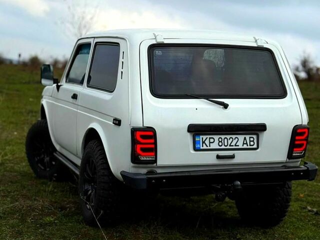 Белый ВАЗ Нива, объемом двигателя 1.7 л и пробегом 350 тыс. км за 3500 $, фото 3 на Automoto.ua