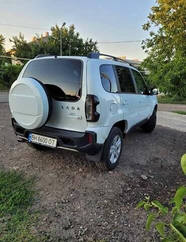 Белый ВАЗ Нива, объемом двигателя 1.7 л и пробегом 4 тыс. км за 14000 $, фото 3 на Automoto.ua