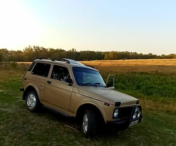 Бежевый ВАЗ Нива, объемом двигателя 1.7 л и пробегом 150 тыс. км за 2000 $, фото 1 на Automoto.ua