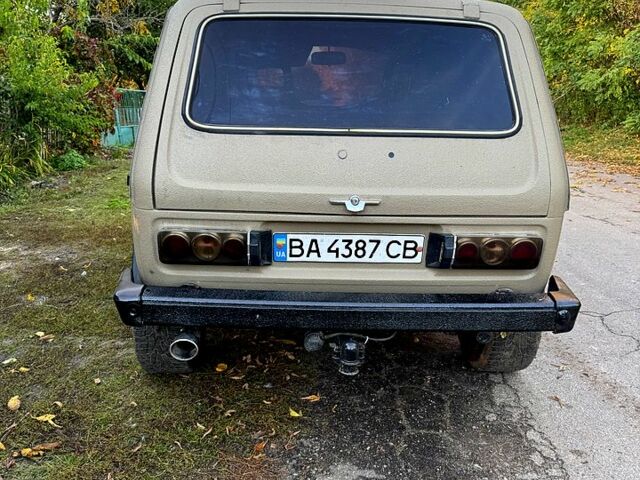 Бежевый ВАЗ Нива, объемом двигателя 1.6 л и пробегом 180 тыс. км за 3000 $, фото 6 на Automoto.ua