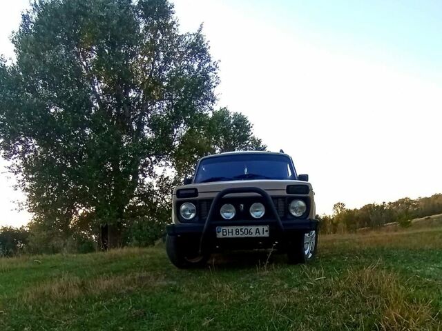 Бежевый ВАЗ Нива, объемом двигателя 1.7 л и пробегом 150 тыс. км за 2000 $, фото 2 на Automoto.ua