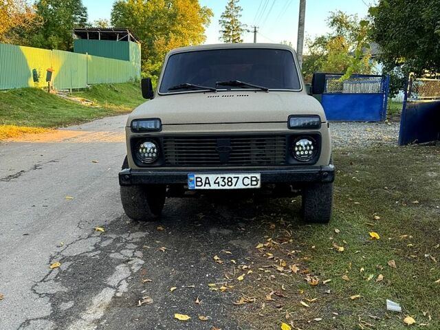 Бежевый ВАЗ Нива, объемом двигателя 1.6 л и пробегом 180 тыс. км за 3000 $, фото 2 на Automoto.ua
