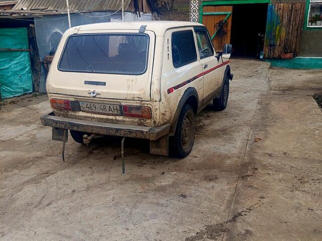 Бежевый ВАЗ Нива, объемом двигателя 1.6 л и пробегом 100 тыс. км за 2000 $, фото 1 на Automoto.ua