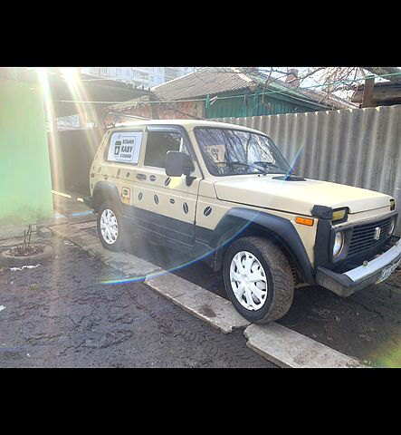 Бежевый ВАЗ Нива, объемом двигателя 1.6 л и пробегом 80 тыс. км за 1900 $, фото 1 на Automoto.ua