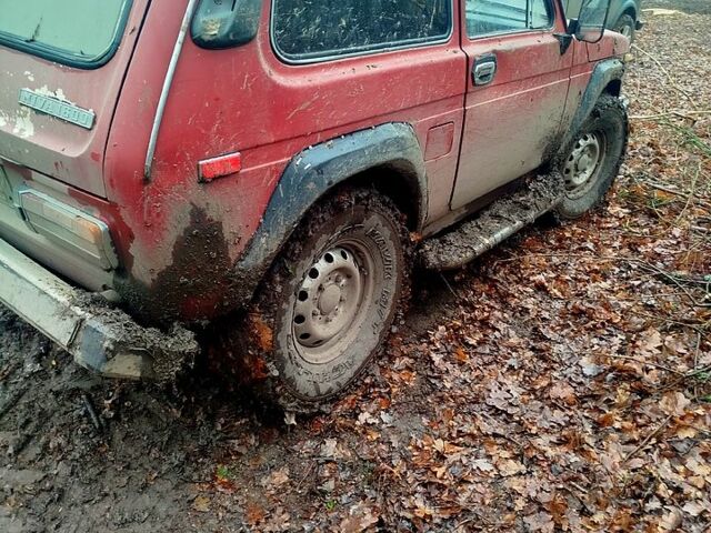 Красный ВАЗ Нива, объемом двигателя 1.6 л и пробегом 100 тыс. км за 1650 $, фото 2 на Automoto.ua