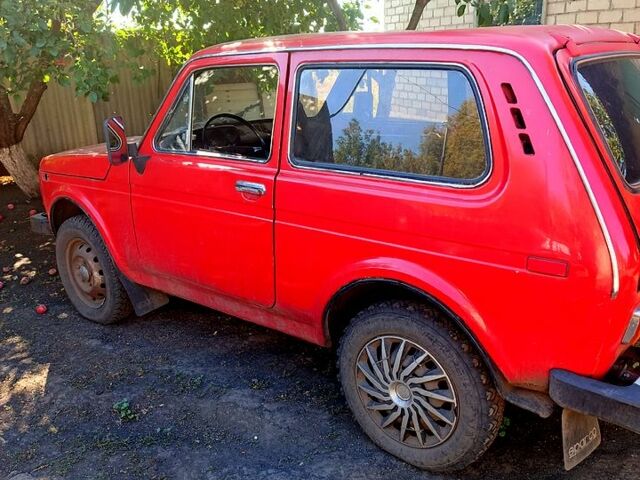 Красный ВАЗ Нива, объемом двигателя 1.6 л и пробегом 200 тыс. км за 1000 $, фото 1 на Automoto.ua