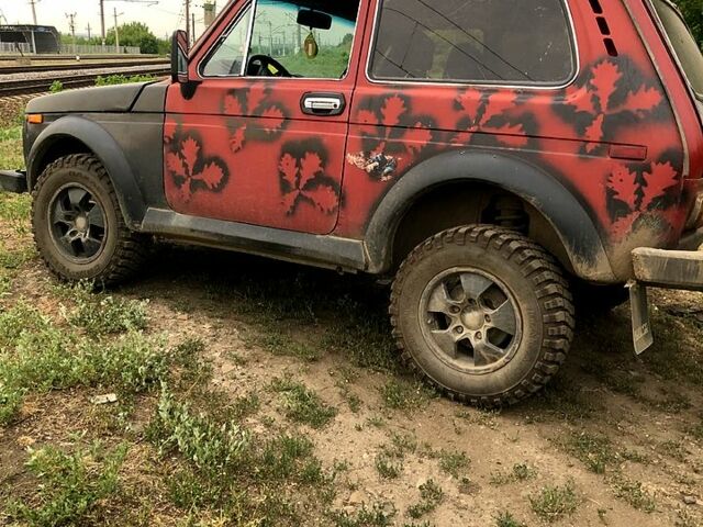 Красный ВАЗ Нива, объемом двигателя 1.9 л и пробегом 50 тыс. км за 2500 $, фото 2 на Automoto.ua