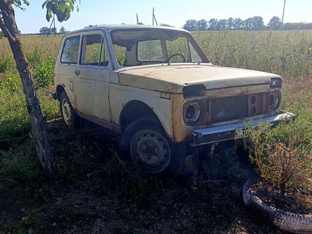 Красный ВАЗ Нива, объемом двигателя 1.6 л и пробегом 200 тыс. км за 1000 $, фото 9 на Automoto.ua