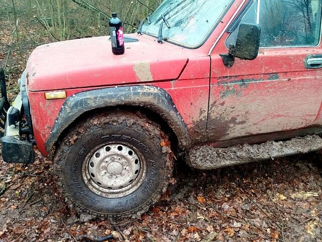 Красный ВАЗ Нива, объемом двигателя 1.6 л и пробегом 100 тыс. км за 1650 $, фото 5 на Automoto.ua