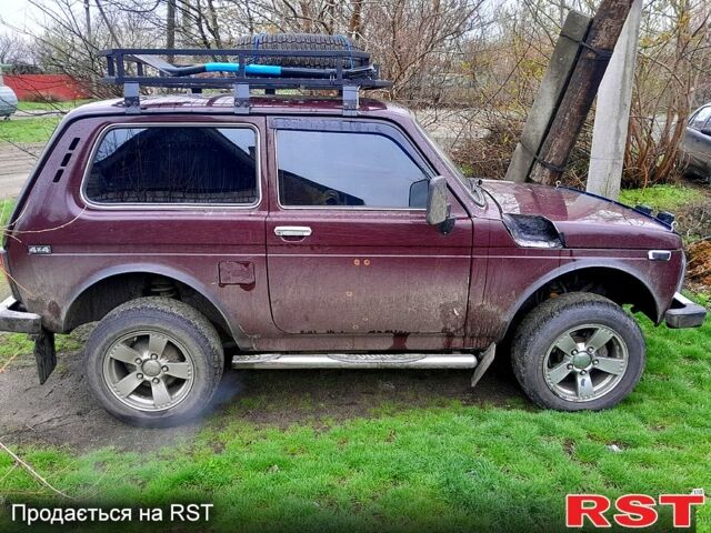 Красный ВАЗ Нива, объемом двигателя 1.6 л и пробегом 170 тыс. км за 2170 $, фото 1 на Automoto.ua