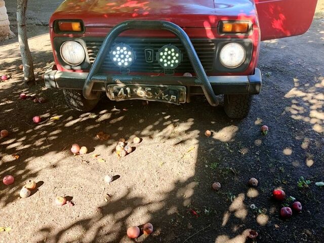 Красный ВАЗ Нива, объемом двигателя 1.6 л и пробегом 200 тыс. км за 1000 $, фото 5 на Automoto.ua