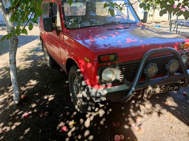 Красный ВАЗ Нива, объемом двигателя 1.6 л и пробегом 200 тыс. км за 1000 $, фото 3 на Automoto.ua
