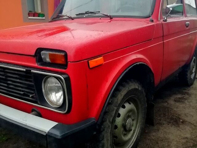 Красный ВАЗ Нива, объемом двигателя 1.6 л и пробегом 107 тыс. км за 2000 $, фото 2 на Automoto.ua