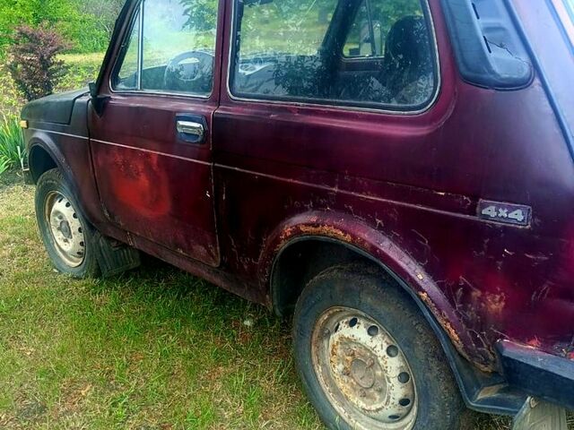 Красный ВАЗ Нива, объемом двигателя 1.6 л и пробегом 300 тыс. км за 1050 $, фото 5 на Automoto.ua