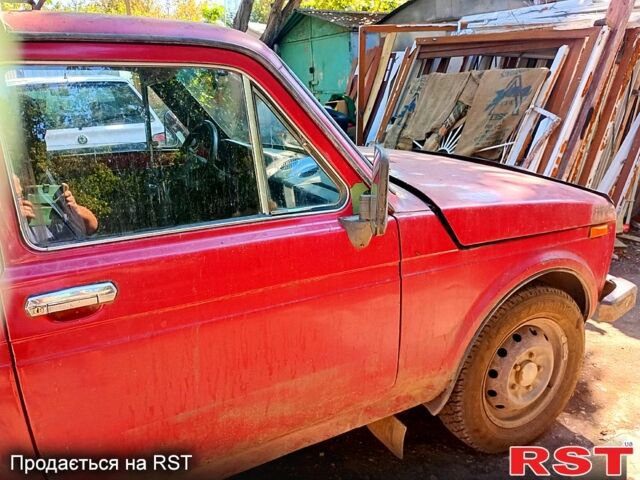 Красный ВАЗ Нива, объемом двигателя 1.6 л и пробегом 280 тыс. км за 1000 $, фото 2 на Automoto.ua