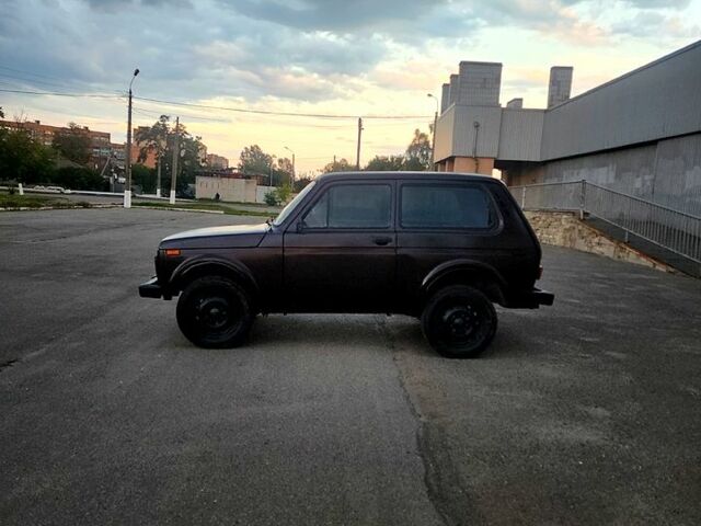 Красный ВАЗ Нива, объемом двигателя 1.6 л и пробегом 0 тыс. км за 1100 $, фото 3 на Automoto.ua