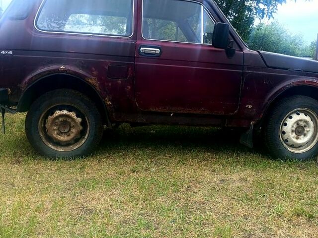 Красный ВАЗ Нива, объемом двигателя 1.6 л и пробегом 300 тыс. км за 1050 $, фото 2 на Automoto.ua