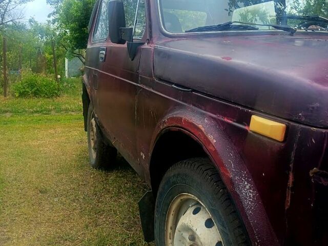 Красный ВАЗ Нива, объемом двигателя 1.6 л и пробегом 300 тыс. км за 1050 $, фото 4 на Automoto.ua