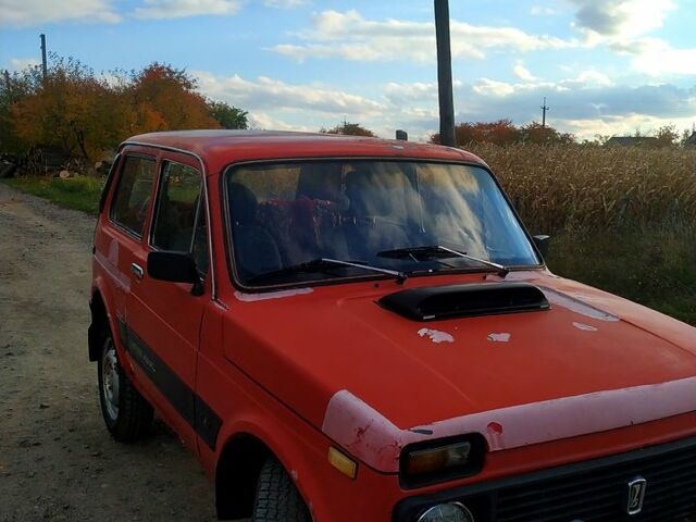 Красный ВАЗ Нива, объемом двигателя 1.6 л и пробегом 135 тыс. км за 1900 $, фото 5 на Automoto.ua