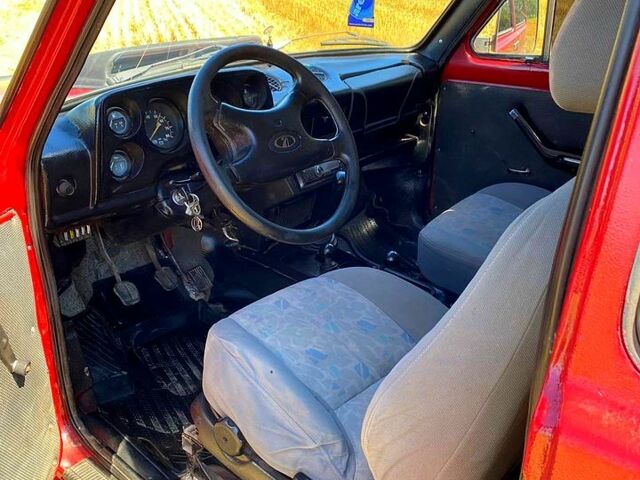 Красный ВАЗ Нива, объемом двигателя 1.7 л и пробегом 123 тыс. км за 1350 $, фото 3 на Automoto.ua