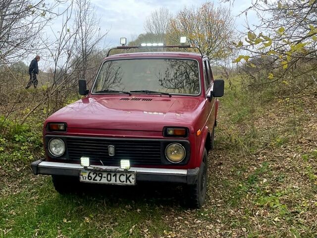 Красный ВАЗ Нива, объемом двигателя 1.6 л и пробегом 70 тыс. км за 1420 $, фото 4 на Automoto.ua
