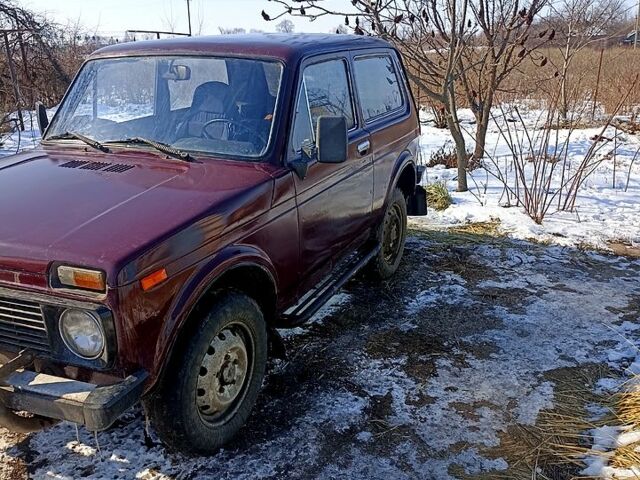 Красный ВАЗ Нива, объемом двигателя 1.6 л и пробегом 85 тыс. км за 3340 $, фото 3 на Automoto.ua