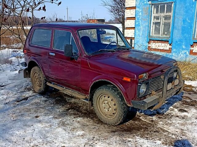 Красный ВАЗ Нива, объемом двигателя 1.6 л и пробегом 85 тыс. км за 3340 $, фото 4 на Automoto.ua
