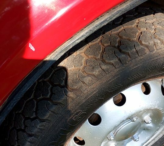 Червоний ВАЗ Нива, об'ємом двигуна 1.7 л та пробігом 111 тис. км за 2000 $, фото 5 на Automoto.ua