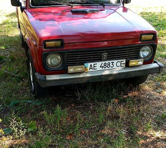 Червоний ВАЗ Нива, об'ємом двигуна 1.7 л та пробігом 111 тис. км за 2000 $, фото 1 на Automoto.ua