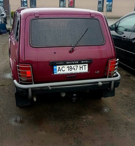 Красный ВАЗ Нива, объемом двигателя 1.7 л и пробегом 130 тыс. км за 3500 $, фото 2 на Automoto.ua