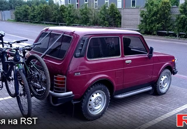Красный ВАЗ Нива, объемом двигателя 1.7 л и пробегом 130 тыс. км за 3500 $, фото 9 на Automoto.ua