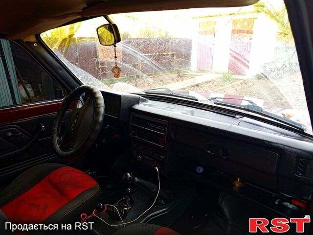 Красный ВАЗ Нива, объемом двигателя 1.7 л и пробегом 0 тыс. км за 4000 $, фото 3 на Automoto.ua