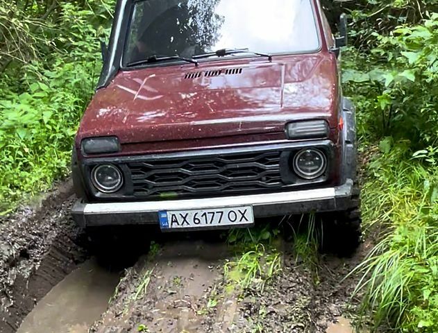 Червоний ВАЗ Нива, об'ємом двигуна 1.6 л та пробігом 183 тис. км за 7000 $, фото 2 на Automoto.ua