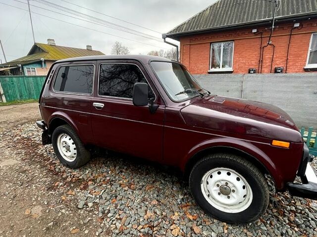 Красный ВАЗ Нива, объемом двигателя 1.7 л и пробегом 153 тыс. км за 3200 $, фото 1 на Automoto.ua