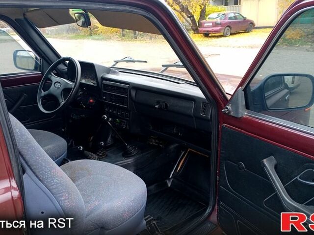 Красный ВАЗ Нива, объемом двигателя 1.7 л и пробегом 145 тыс. км за 2600 $, фото 4 на Automoto.ua