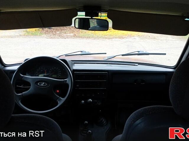 Красный ВАЗ Нива, объемом двигателя 1.7 л и пробегом 145 тыс. км за 2600 $, фото 6 на Automoto.ua