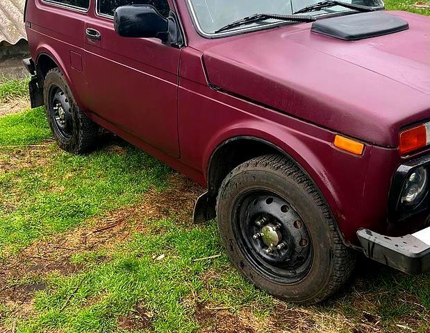 Красный ВАЗ Нива, объемом двигателя 1.7 л и пробегом 211 тыс. км за 4800 $, фото 2 на Automoto.ua