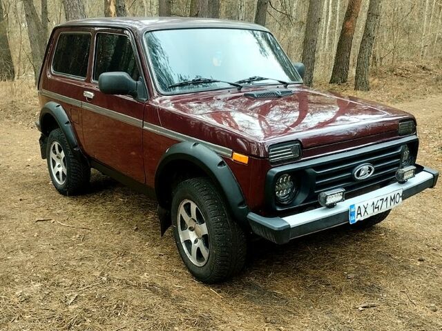 Красный ВАЗ Нива, объемом двигателя 1.7 л и пробегом 146 тыс. км за 3850 $, фото 1 на Automoto.ua