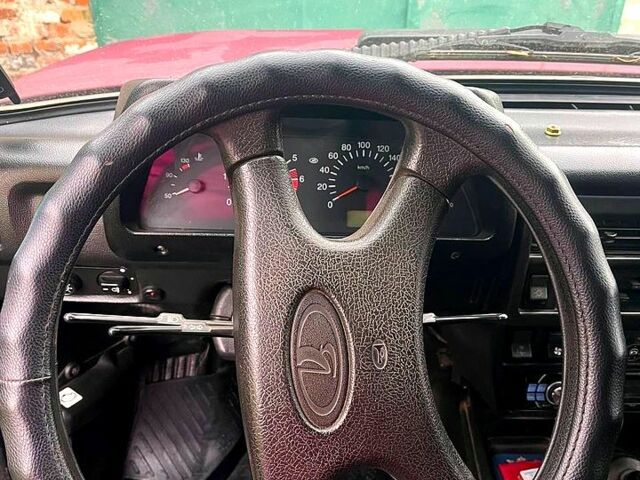 Красный ВАЗ Нива, объемом двигателя 1.7 л и пробегом 211 тыс. км за 4800 $, фото 6 на Automoto.ua