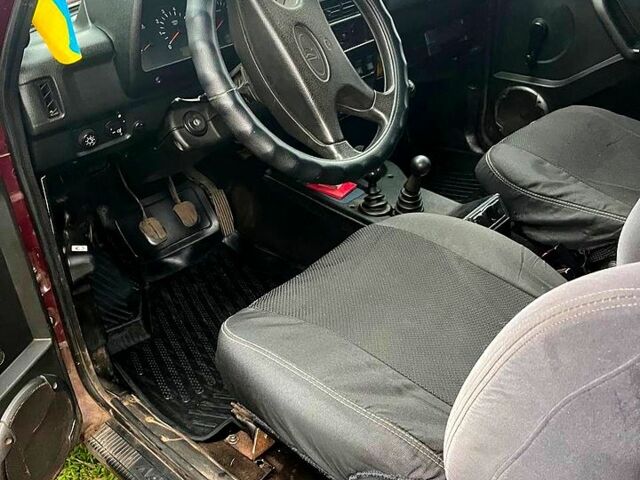 Красный ВАЗ Нива, объемом двигателя 1.7 л и пробегом 211 тыс. км за 4800 $, фото 7 на Automoto.ua