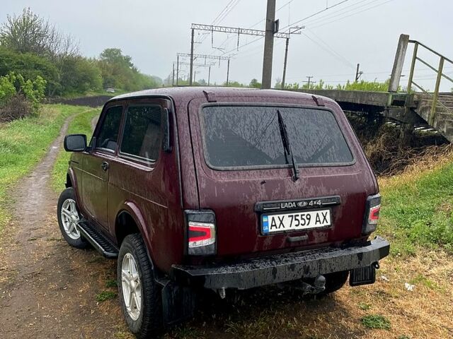 Красный ВАЗ Нива, объемом двигателя 1.7 л и пробегом 180 тыс. км за 4600 $, фото 1 на Automoto.ua