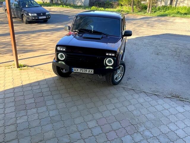 Красный ВАЗ Нива, объемом двигателя 1.7 л и пробегом 180 тыс. км за 4600 $, фото 5 на Automoto.ua