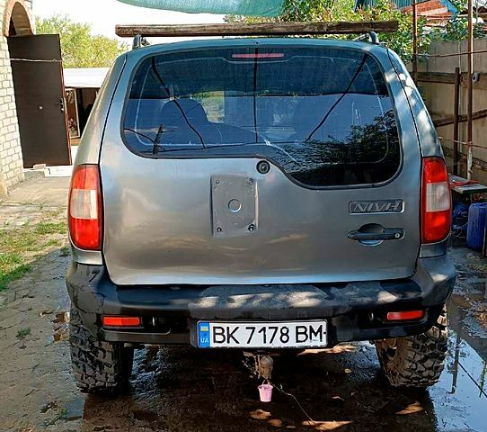 ВАЗ Нива, объемом двигателя 1.7 л и пробегом 150 тыс. км за 2500 $, фото 6 на Automoto.ua