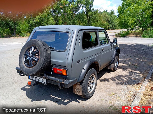 Серый ВАЗ Нива, объемом двигателя 1.6 л и пробегом 205 тыс. км за 2900 $, фото 2 на Automoto.ua