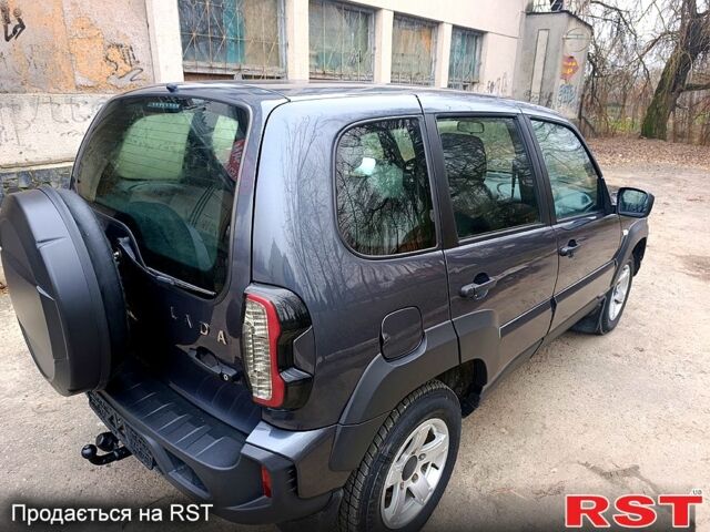 Серый ВАЗ Нива, объемом двигателя 1.7 л и пробегом 96 тыс. км за 9800 $, фото 2 на Automoto.ua