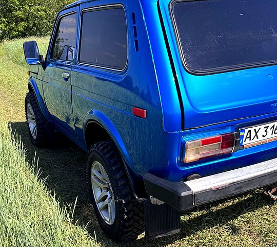 Синий ВАЗ Нива, объемом двигателя 1.6 л и пробегом 153 тыс. км за 3000 $, фото 1 на Automoto.ua