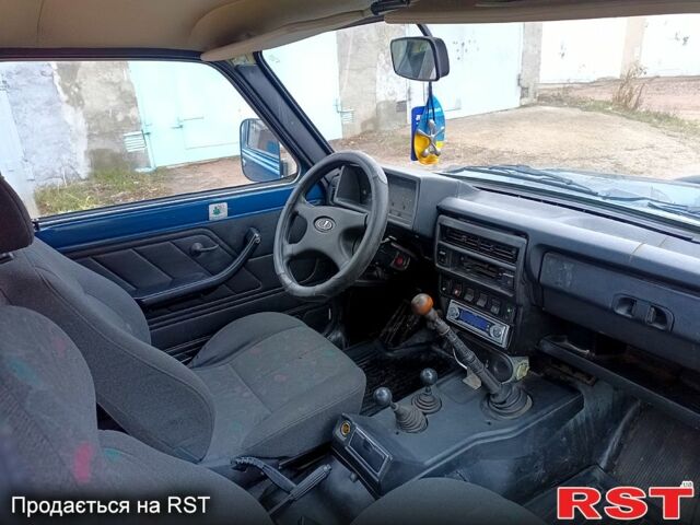 Синий ВАЗ Нива, объемом двигателя 1.7 л и пробегом 100 тыс. км за 2999 $, фото 2 на Automoto.ua