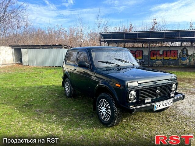 Зеленый ВАЗ Нива, объемом двигателя 1.7 л и пробегом 150 тыс. км за 2000 $, фото 4 на Automoto.ua